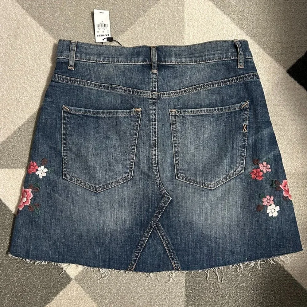 NWT‎ Express Floral Embroidered Raw Hem Jean Denim Mini Skirt Women's Size 6